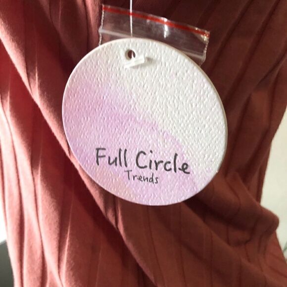 ⭐️ 3 for $30 Full Circle Trends Pink Scoop Neck with Buttons Down the Front - Picture 7 of 8